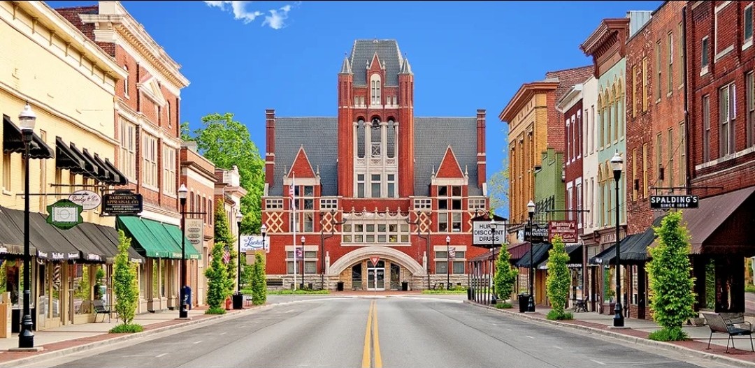 Historic downtown Bardstown, Kentucky &mdash; the Nelson County Courthouse on the town square